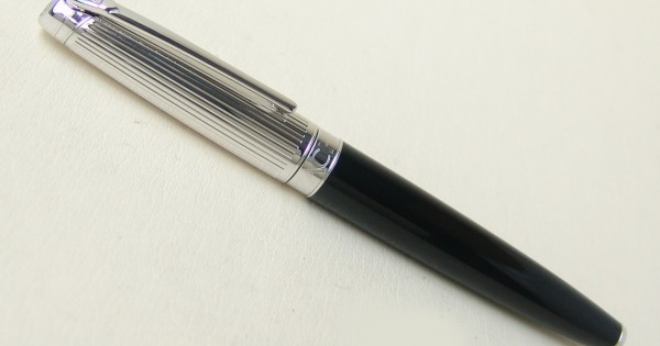 最高品質の Caran d'Ache Leman Bicolour Black Silver Ball Point Pen 筆記具
